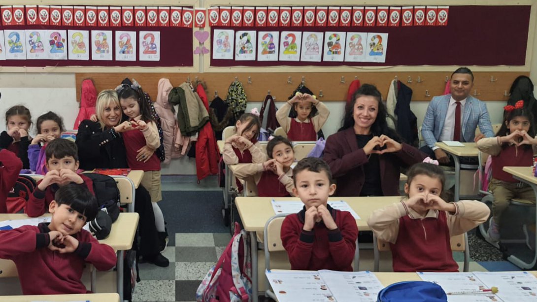 İl Millî Eğitim Müdürümüz Züleyha Aldoğan, Dr. Derviş Nihat Arkat İlkokulu'nu ziyaret ederek 1. sınıf öğrencilerinin sınıf içi etkinliklerinde katıldı. 