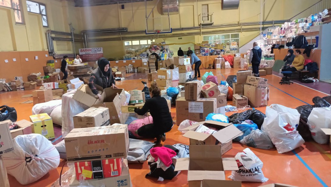 Zonguldak İl Millî Eğitim Müdürlüğümüzce yürütülen çalışmalar sonucunda toplanan yardımlar, Kahramanmaraş iline ulaştırılmak üzere yola çıkmaya hazırlanıyor.