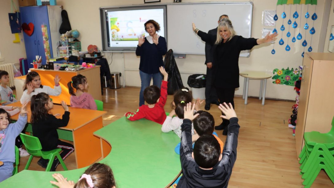 Zonguldak İlkokulu bünyesinde bulunan ana sınıfını ziyaret eden İl Millî Eğitim Müdürümüz Züleyha ALDOĞAN, miniklerimizi ilk derslerinde yalnız bırakmadı. 