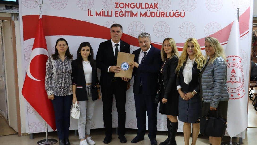 Zonguldak Fen Lisesi Müdürü Murat SEVİNDİK ve Okul Aile Birliği Üyeleri,İl Millî Eğitim Müdürümüz Sayın Osman BOZKAN'a yeni görevine başlaması dolayısıyla hayırlı olsun ziyaretinde bulundular.     