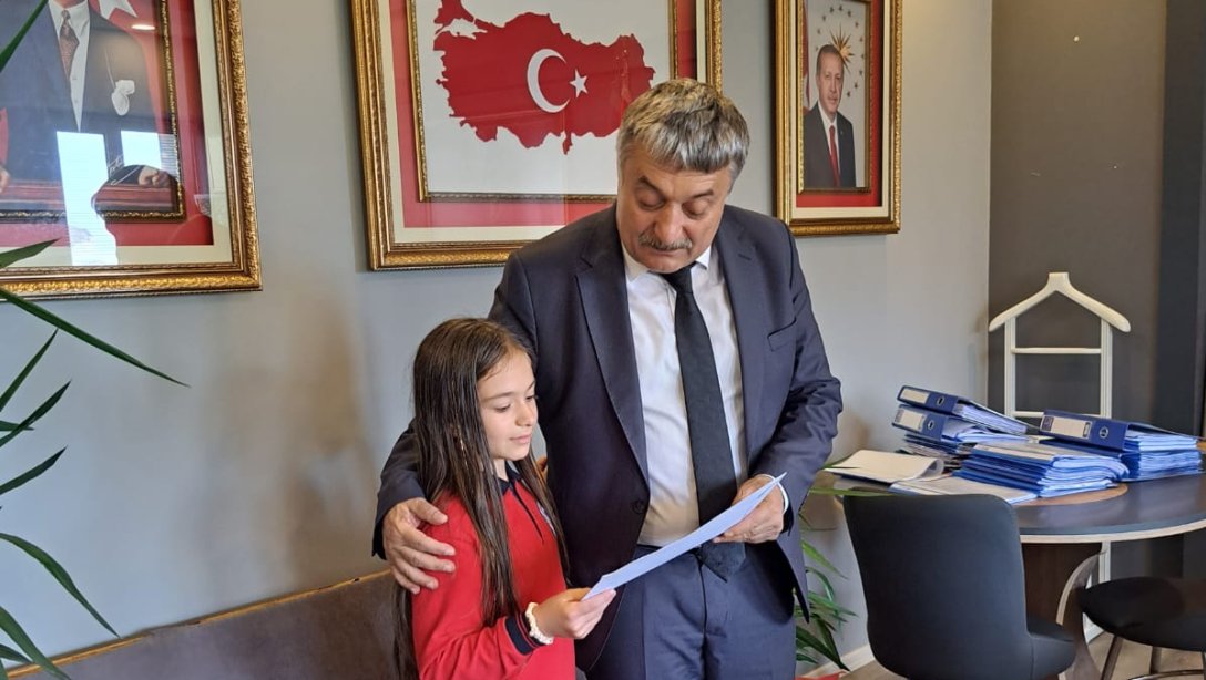 Mithatpaşa İlkokulu Öğrencimiz Elvin BAYSAL Hazırladığı 29 Ekim Cumhuriyet Bayramı 100.Yıl Kartını İl Millî Eğitim Müdürümüz Sayın Osman BOZKAN'a Hediye Etti