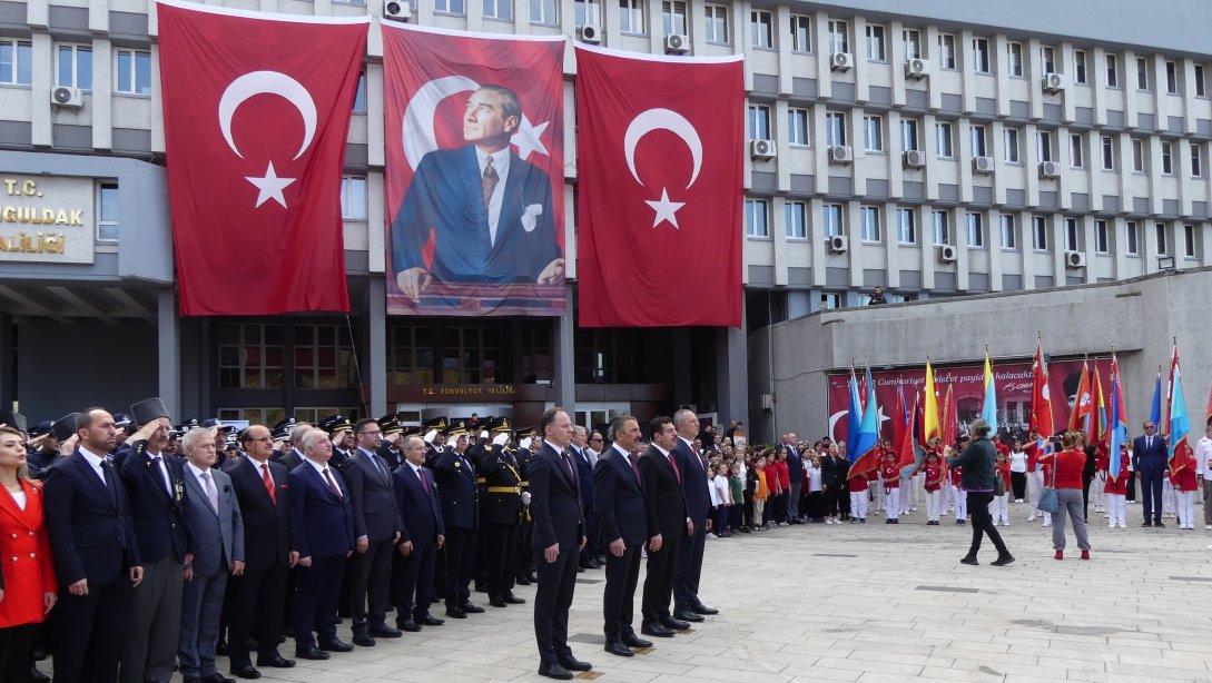 29 Ekim Cumhuriyet Bayramı'mızın 100.Yıl Kutlama Töreni, Atatürk Anıtı'na Valilik ve Belediye Başkanlığı Çelenklerinin Sunumuyla başladı
