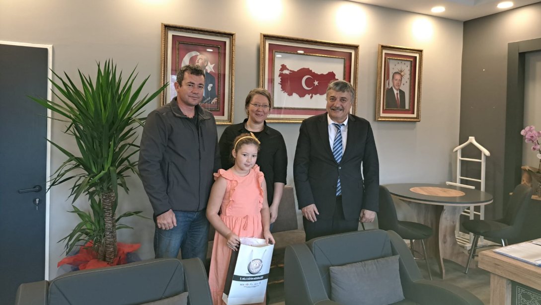 Fener İlkokulu öğrencimiz Elisa Aleyna ÇELİK ve ailesi, İl Millî Eğitim Müdürümüz Sayın Osman BOZKAN'a Ziyarette Bulundular