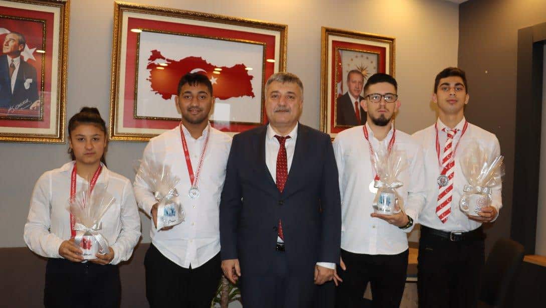 Spor Dallarında Türkiye Dereceleri Alan Zonguldak Özel Eğitim Okulu Öğrencilerimiz, İl Millî Eğitim Müdürümüz Sayın Osman Bozkan'ı Ziyaret Ettiler