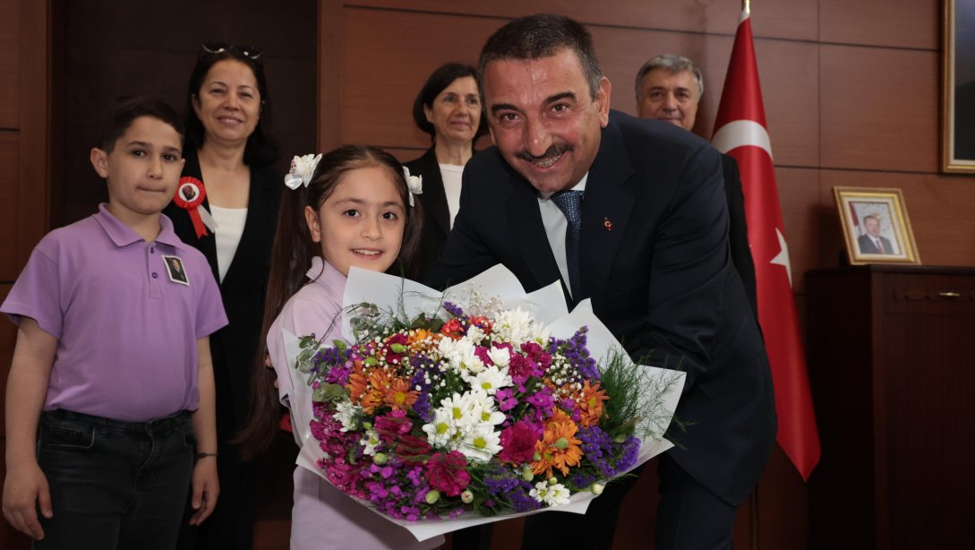 Valimiz Sayın Osman Hacıbektaşoğlu, 23 Nisan Ulusal Egemenlik ve Çocuk Bayramı Dolayısıyla Makamını Temsili Olarak Dilaver İlkokulu Öğrencimiz Ilgın Irmak İnce'ye Devretti.  