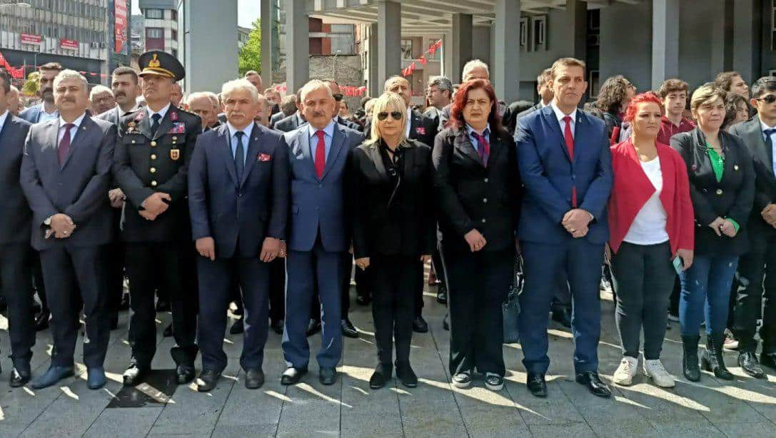 İl Millî Eğitim Müdürümüz Züleyha ALDOĞAN,19 Mayıs Atatürk'ü Anma Gençlik ve Spor Bayramı Çelenk Sunma Töreni'ne Katıldı.