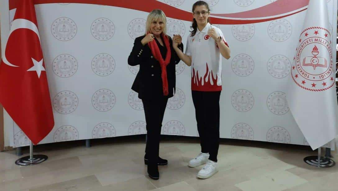 7.Uluslararası Kick Boks Dünya Kupasında Dünya Şampiyonu, İlimiz Şehit Gökhan Esen Anadolu İHL öğrencisi Sudenur BASANCI; İl Millî Eğitim Müdürümüz Züleyha ALDOĞAN'ı ziyaret etti.