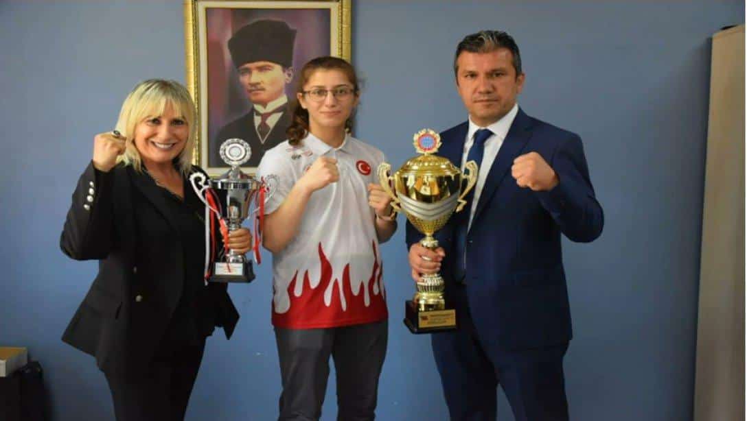 7.Uluslararası Kick Boks Dünya kupası şampiyonu Şehit Gökhan Esen AİHL 11.sınıf öğrencimiz Sude Nur BASANCI, İl Millî Eğitim Müdürümüz Züleyha ALDOĞAN ile Gençlik ve Spor İl Müd.Hakan YÜKSEL'i ziyaret ettiler.