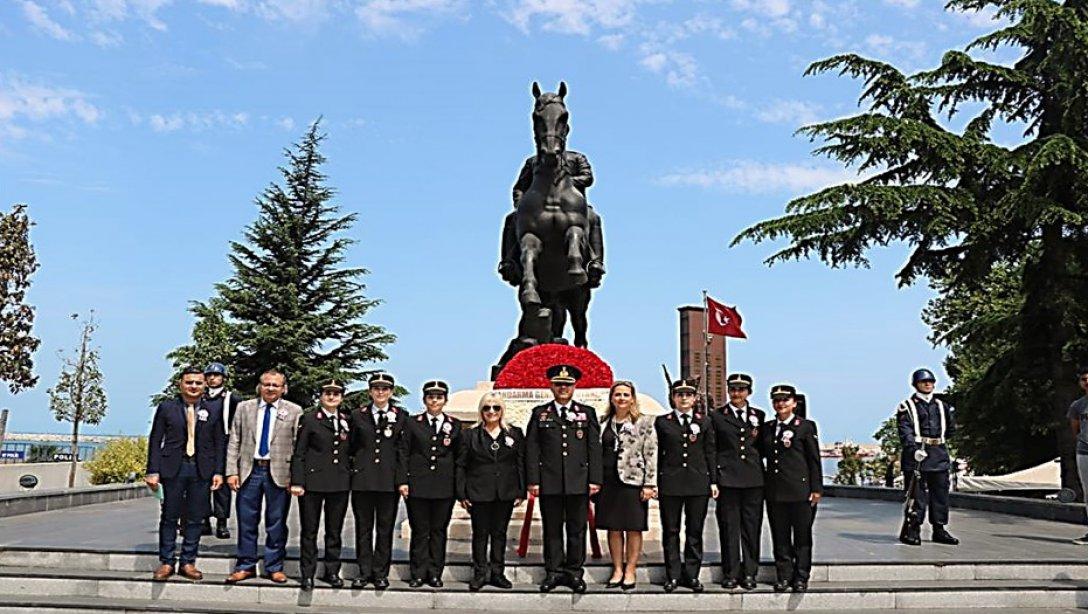 Jandarma Teşkilatımızın 183.kuruluş yıl dönümünü vesilesi ile Atatürk Anıtı önünde düzenlenen Çelenk Sunma Törenine; Valimiz Sn. Mustafa TUTULMAZ, İlimiz Protokolü, Kahraman Mehmetçiklerimiz, İl Müdürümüz Züleyha ALDOĞAN ve öğrencilerimiz katıldılar.