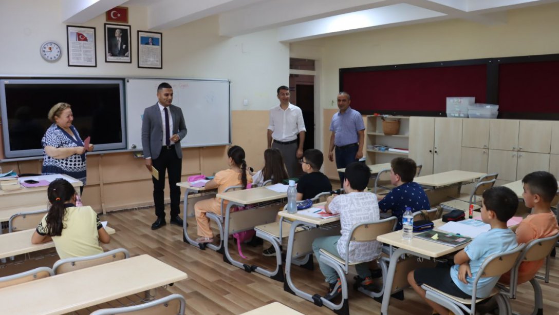 Zonguldak Yaz Okulları Zonguldak İlkokulumuzda, İngilizce ve Matematik branşlarında çılgın ve eğitimci yer Yaz Okulumuz açıldı. 