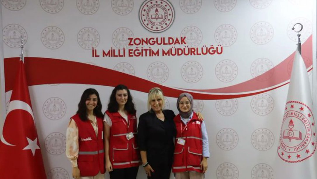 Türk Kızılayı Zonguldak Toplum Merkezi Sosyal Hizmet Uzmanı Arzu Hüseyinbaş ve Gönüllüsü Beyza Başyiğit; İl Millî Eğitim Müdürümüz Züleyha ALDOĞAN'ı ziyaret ettiler.