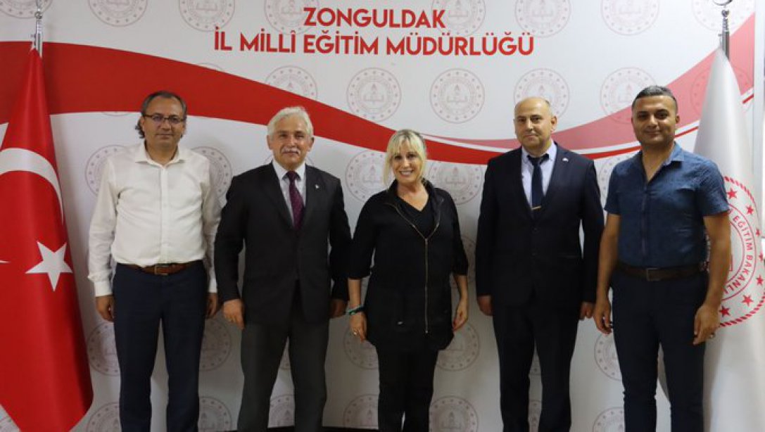MHP Zonguldak İl Başkanı Varol Demirköse ve Merkez İlçe Başkanı Süleyman Erbay; İl Millî Eğitim Müdürümüz Züleyha ALDOĞAN'ı ziyaret ettiler. Nazik ziyaretleri için kendilerine teşekkür ederiz.