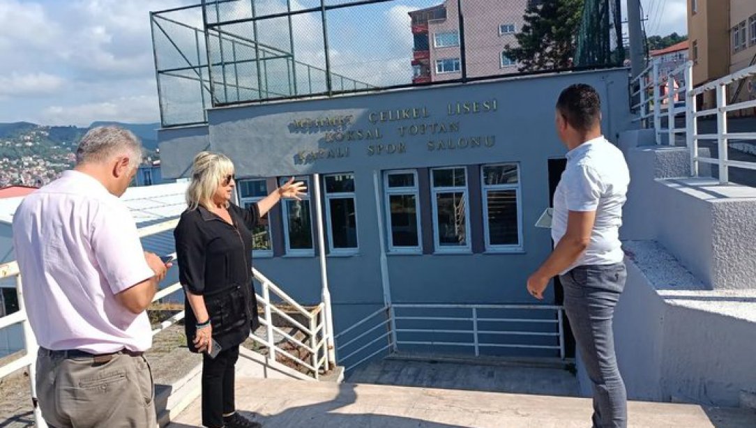 İl Millî Eğitim Müdürümüz Züleyha ALDOĞAN, Mehmet Çelikel Lisemizi ziyaret ederek kapalı spor salonunda devem eden onarım çalışmalarını inceledi.