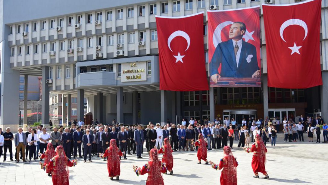 Gazi Mustafa Kemal Atatürk'ün Zonguldak'ı teşriflerinin 91.Yıl Dönümünde Valimiz Sayın Mustafa TUTULMAZ,  Milletvekillerimiz, Belediye Başkanımız, İl Müdürümüz Züleyha ALDOĞAN ve İlimiz Protokolünün katılımıyla Atatürk Anıtına çelenkler sunuldu.