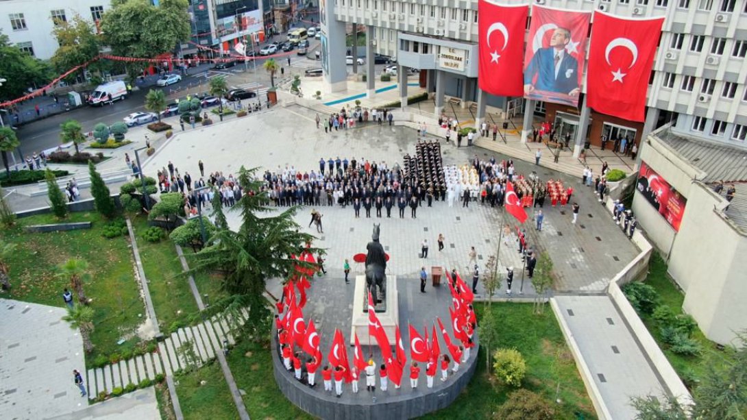 30 Ağustos Zafer Bayramı'nın 100.Yılı Kutlama Töreni, Atatürk Anıtı'na Valilik ve Belediye Başkanlığı Çelenklerinin sunumuyla başladı ,tebrikat ve kutlama törenleri ile devam etti. İl Müdürümüz Züleyha ALDOĞAN ,çelenk sunma, tebrikat ve kutlama törenlerin