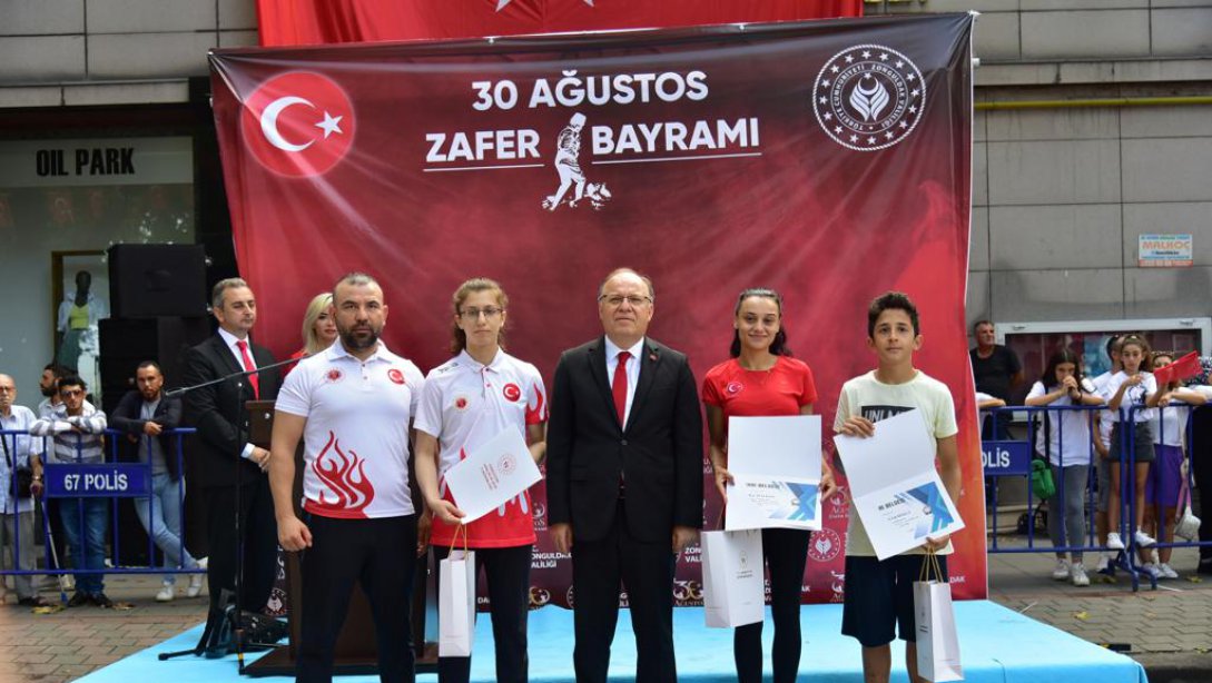 Uluslararası yarışmalarda dereceye giren sporcu öğrencilerimizin  ödülleri; Valimiz  Sayın Mustafa TUTULMAZ, Milletvekillerimiz, Belediye Başkanımız tarafından verildi.