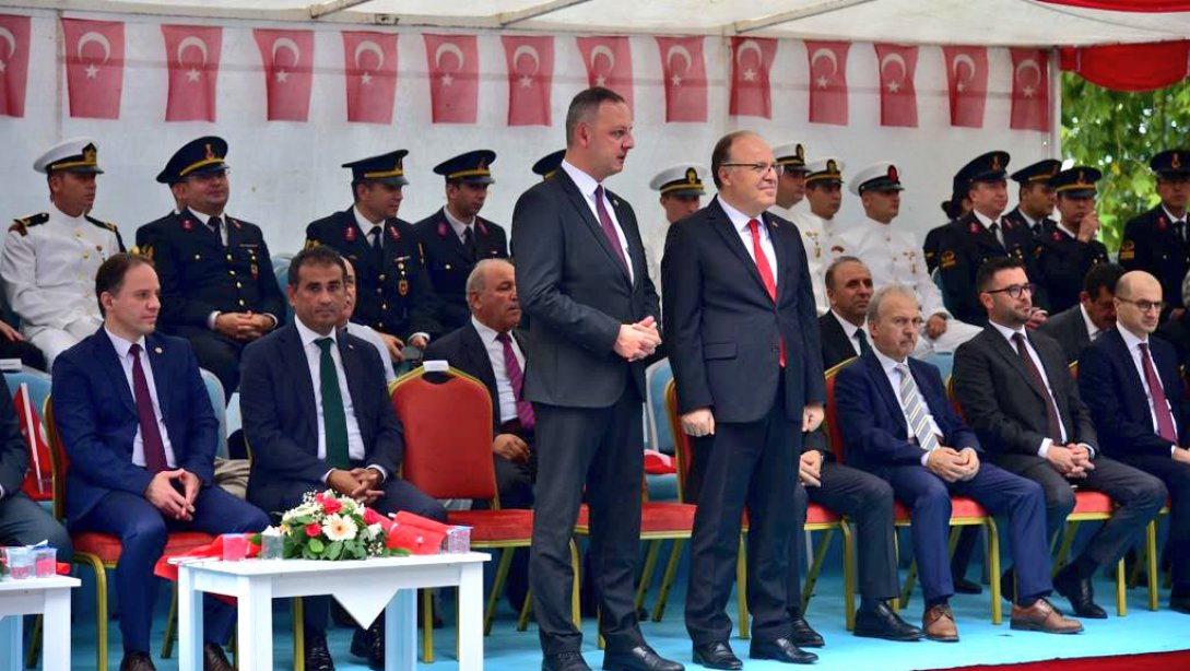  30 Ağustos Zafer Bayramı'nın 100. Yıl Dönümü Kutlamaları; Valimiz Sayın Mustafa TUTULMAZ ile birlikte Belediye Başkanımız Sayın Dr. Ömer Selim ALAN halkımızın ve törene katılanların bayramını kutlamaları ile devam etti.