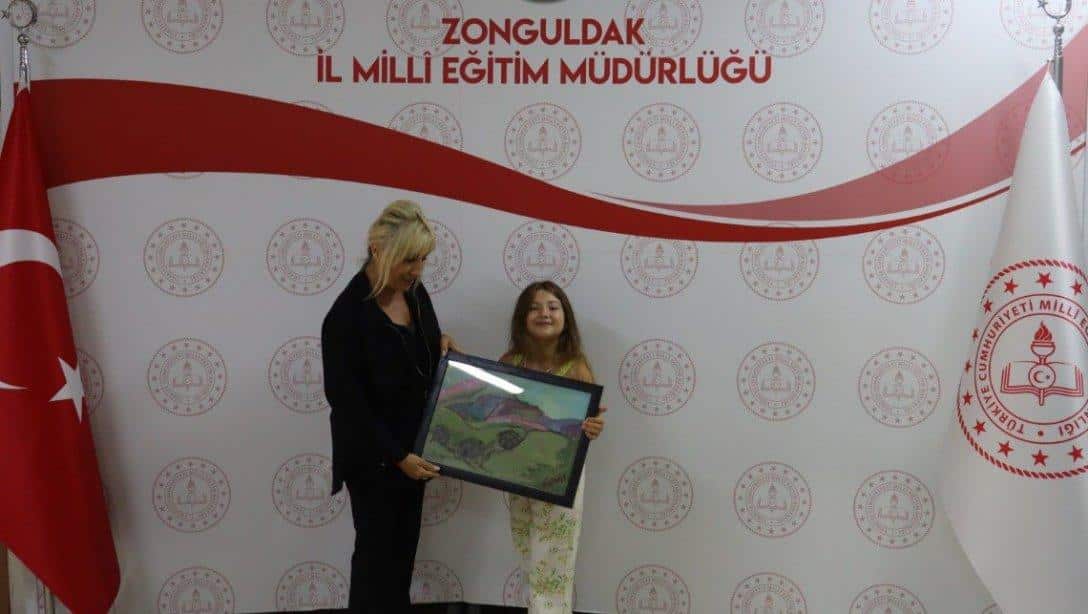Minik Şimal, kocaman yüreğiyle resmettiği çalışmasını Züleyha Müdürüne hediye etti.