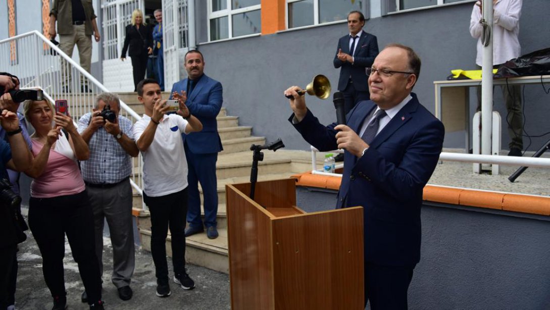 Sayın Valimiz Mustafa TUTULMAZ ,yeni eğitim öğretim yılının açılışı dolayısıyla Tepebaşı İlkokulunda düzenlenen törende ilk ders zilini çaldı.