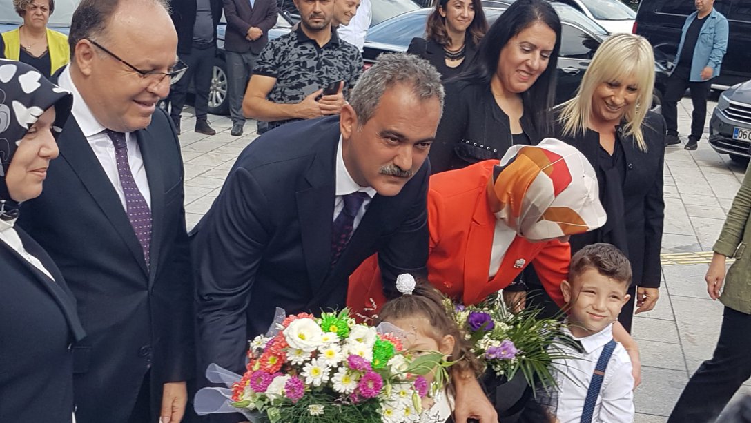 Millî Eğitim Bakanımız Sayın Mahmut Özer, bir dizi açılışa katılmak ve  ziyarette bulunmak üzere Zonguldak'ımıza teşrif ettiler.