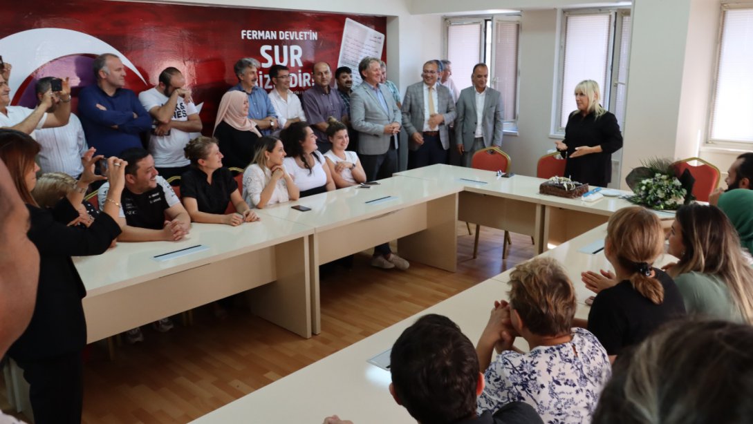 İl Millî Eğitim Müdürümüz Züleyha ALDOĞAN'ın  Zonguldak'ta göreve başlamasının 1.yıl dönümü dolayısıyla İl Millî Eğitim Ailemiz İl Müdürümüzü duygulandırdılar.  