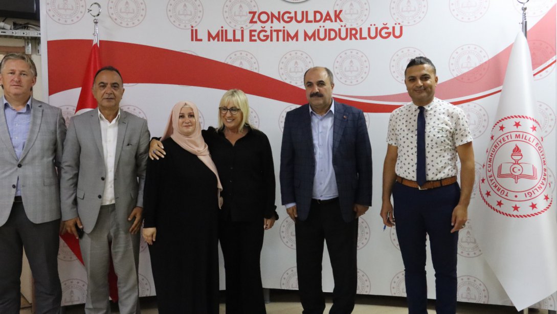 Türk Eğitim Sen Zonguldak Şube Başkanı Şahin ÖREN,İl Millî Eğitim Müdürümüz Züleyha ALDOĞAN'ı ziyaret etti. Nazik ziyaretleri için teşekkür ederiz.