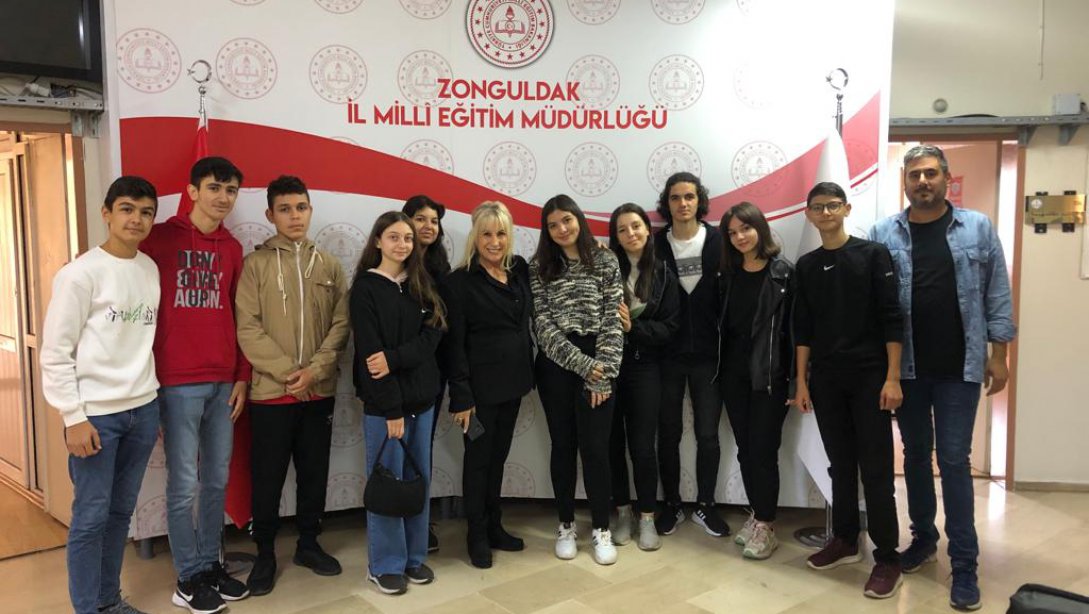 Türkiye Ulusal Ajansı işbirliği ile gerçekleştirilen Erasmus+ Projesi Kapsamında Yunanistan'a yapılacak hareketlilik öncesinde Kilimli Anadolu Lisesi öğrencileri ve öğretmenleri, İl Millî Eğitim Müdürümüz Züleyha ALDOĞAN'a ziyarette bulundular.