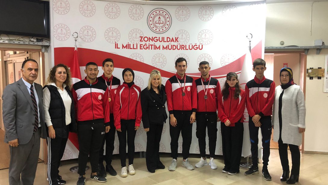 Atletizm ve Masa Tenisi dallarında dereceye giren Zonguldak Özel Eğitim Meslek Okulu öğrencilerimiz, İl Millî Eğitim Müdürümüz Züleyha ALDOĞAN'ı ziyaret etti.
