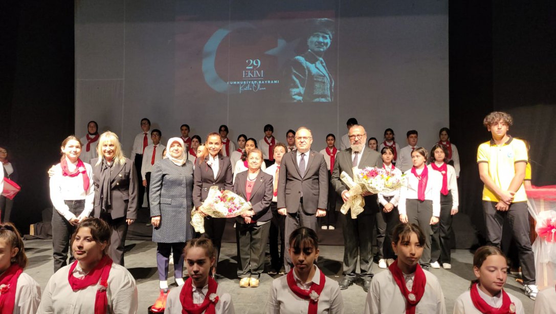 Cumhuriyetimizin 99. Yıl Dönümü etkinlikleri kapsamında düzenlenen '' Atatürk ve Cumhuriyet Oratoryosu '' yoğun bir katılımla izlendi.