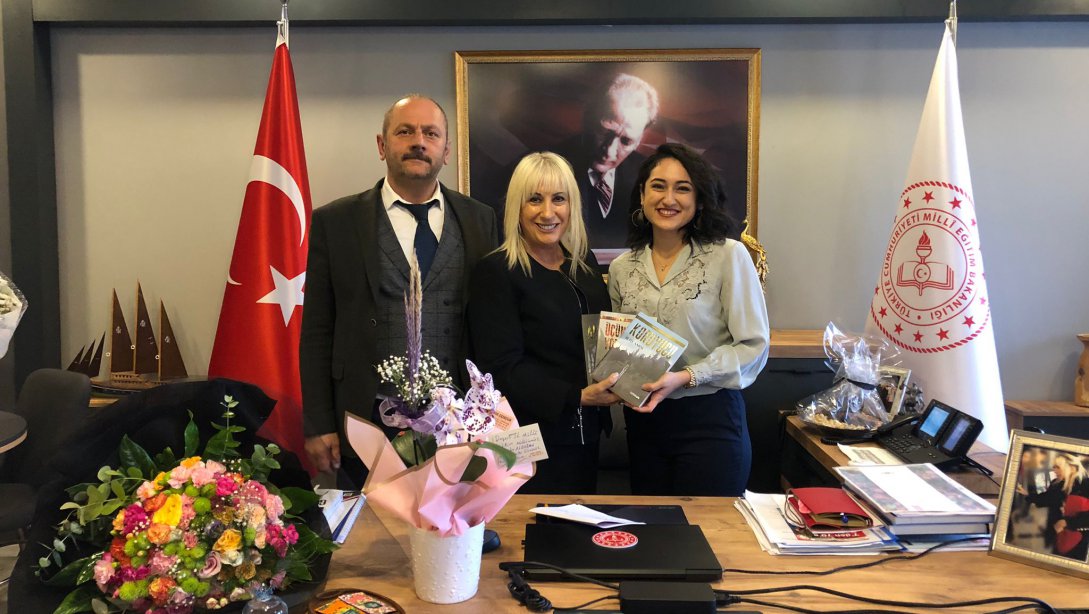 Başöğretmen Atatürk And. Lisesi Yazar Öğretmenimiz Betül Saray METİN, İl Millî Eğitim Müdürümüz Züleyha ALDOĞAN'ı Okul Müdürü Ünal AVCI ile ziyaret ederek kitaplarını takdim etti ve #24KasımÖğretmenlerGünü'nü kutladı.