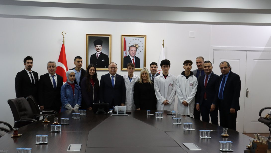 İl Millî Eğitim Müdürümüz Züleyha ALDOĞAN beraberinde Zonguldak MTAL ve Kozlu MTAL öğrencileri ve öğretmenleri, Sn. Valimiz Mustafa TUTULMAZ'a ziyarette bulundular. 