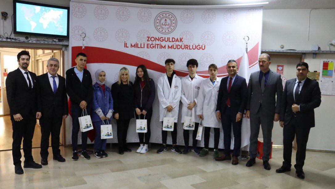 Zonguldak MTAL ve Kozlu MTAL öğrencileri ve öğretmenleri İl Millî Eğitim Müdürümüz Züleyha ALDOĞAN'ı ziyaret ederek 2022 yılında yapılan çalışmalar ve üretimler hakkında bilgi verdiler.