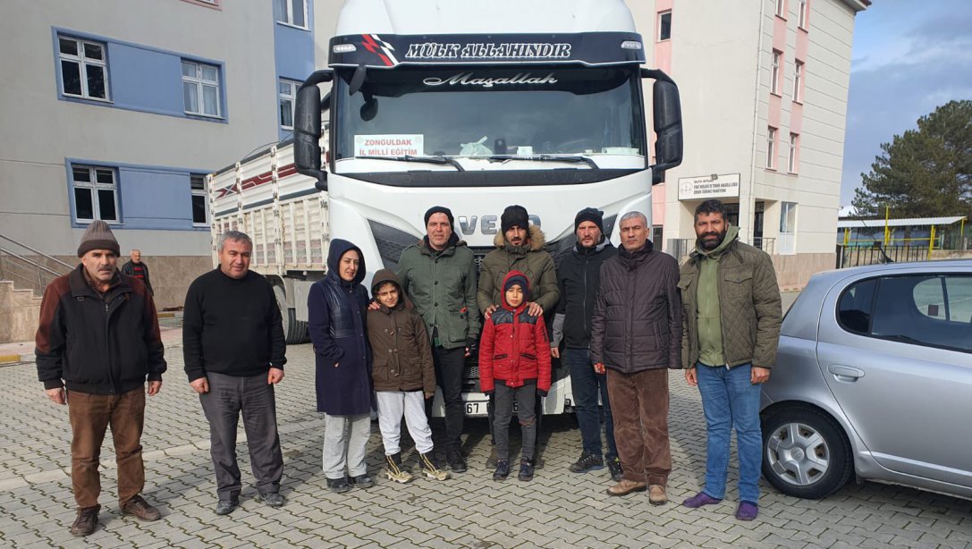 Zonguldak İl Milli Eğitim Müdürlüğümüz koordinesinde hazırlanan yardım tırı, gönüllü öğretmenimiz eşliğinde Malatya'ya ulaştı.