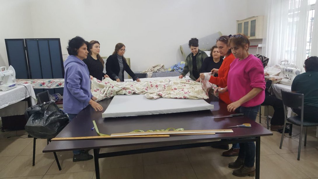 Halk Eğitimi Merkezlerimizde görevli öğretmenlerimiz ve usta öğreticilerimiz deprem bölgesindeki vatandaşlarımız için seyyar sünger yatak üretimine başladılar.