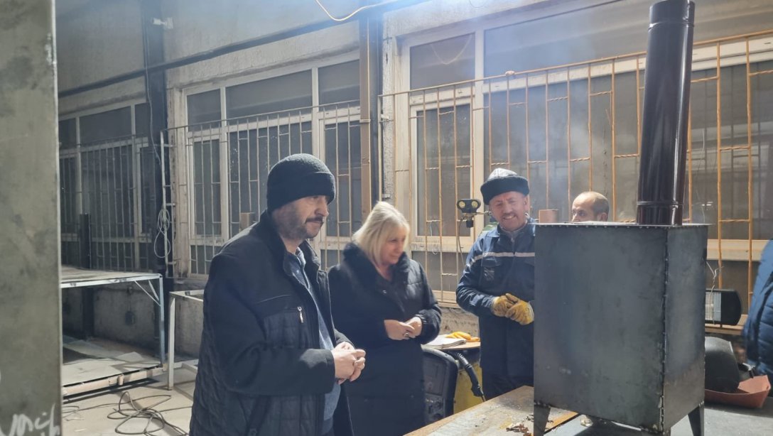 Zonguldak Ereğli Meslekî ve Teknik Anadolu Lisesi öğretmen ve öğrencilerimiz, depremzedelerin ısınma ihtiyaçlarının sağlanabilmesi için soba imalatına başladı.