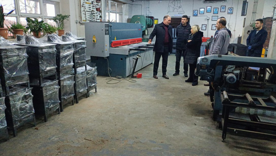 İl Millî Eğitim Müdürümüz Züleyha ALDOĞAN, deprem bölgesine gönderilmek üzere soba üretimi yapmaya devam eden Zonguldak Mesleki ve Teknik Anadolu Lisesini ziyaret etti. 