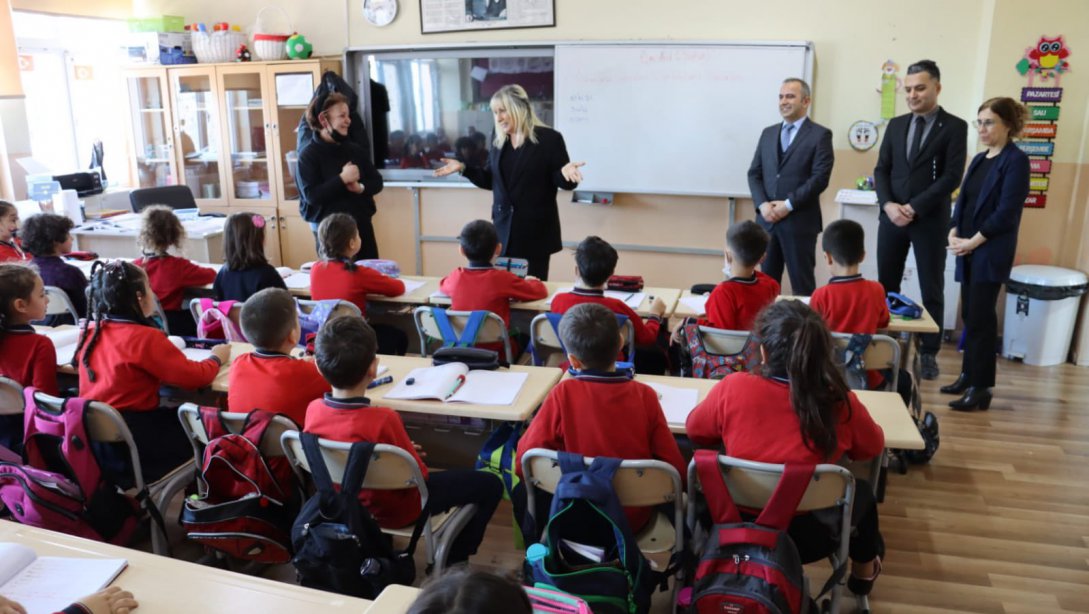 Deprem bölgesinden gelen öğrencilerimizin nakillerinin yapıldığı okullarımızdan birisi olan Zonguldak İlkokulunu ziyaret eden İl Müdürümüz Züleyha ALDOĞAN, öğrencilerimizin dersliklerine konuk oldu, heyecanlarını paylaştı.