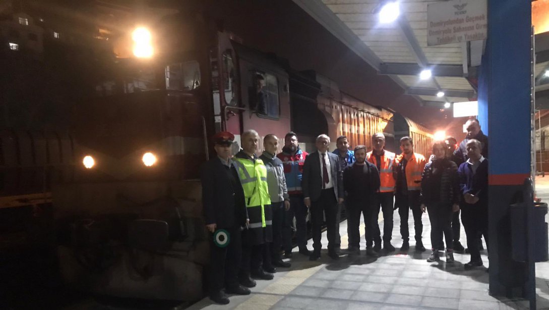 Valiliğimiz koordinesinde 15 vagon odun, 1 vagon ihtiyaç malzemesi (231 adet soba, soba borusu, koruyucu tulum, tıbbi malzeme, su, katalitik soba) taşıyan tren Zonguldak'tan Kahramanmaraş'a hareket etti.