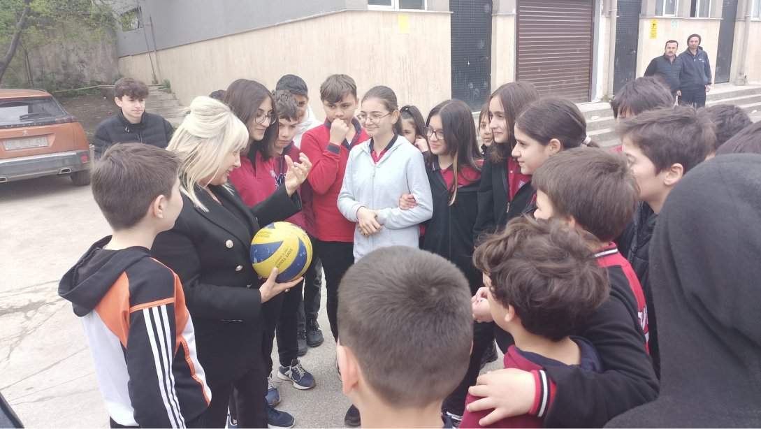 Gazi Mustafa Kemal Ortaokulunu ziyaret eden İl Millî Eğitim Müdürümüz Züleyha ALDOĞAN, okul bahçesinde öğrencilerimizle görüşerek oyun heyecanlarına ortak oldu