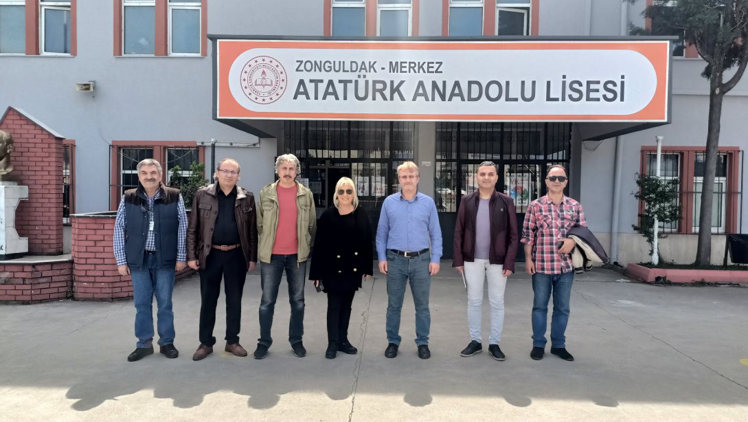 Zonguldak Atatürk Anadolu Lisesinde devam eden SRC sınavını ziyaret eden İl Millî Eğitim Müdürümüz Züleyha ALDOĞAN, sınav süreci hakkında bilgi aldı