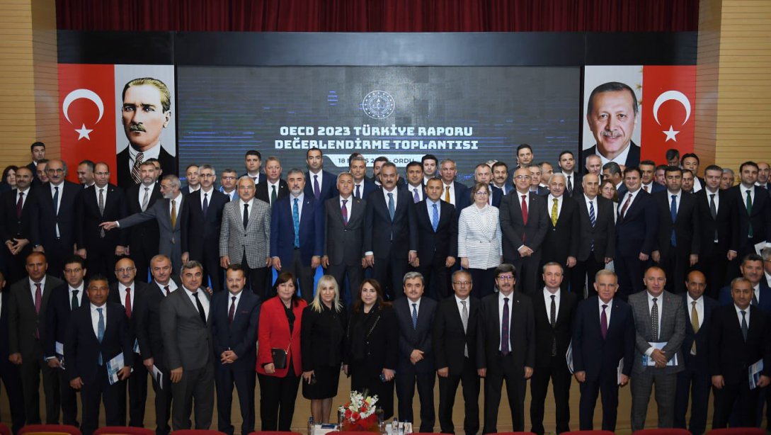 Türkiye'nin son yirmi yılda eğitim reformlarının kalite ve erişilebilirlik yönünden kapsamlı şekilde değerlendirildiği OECD Türkiye Raporu, Bakanımız Sn. Prof. Dr. Mahmut ÖZER'in başkanlığında düzenlenen toplantıda ele alındı. 