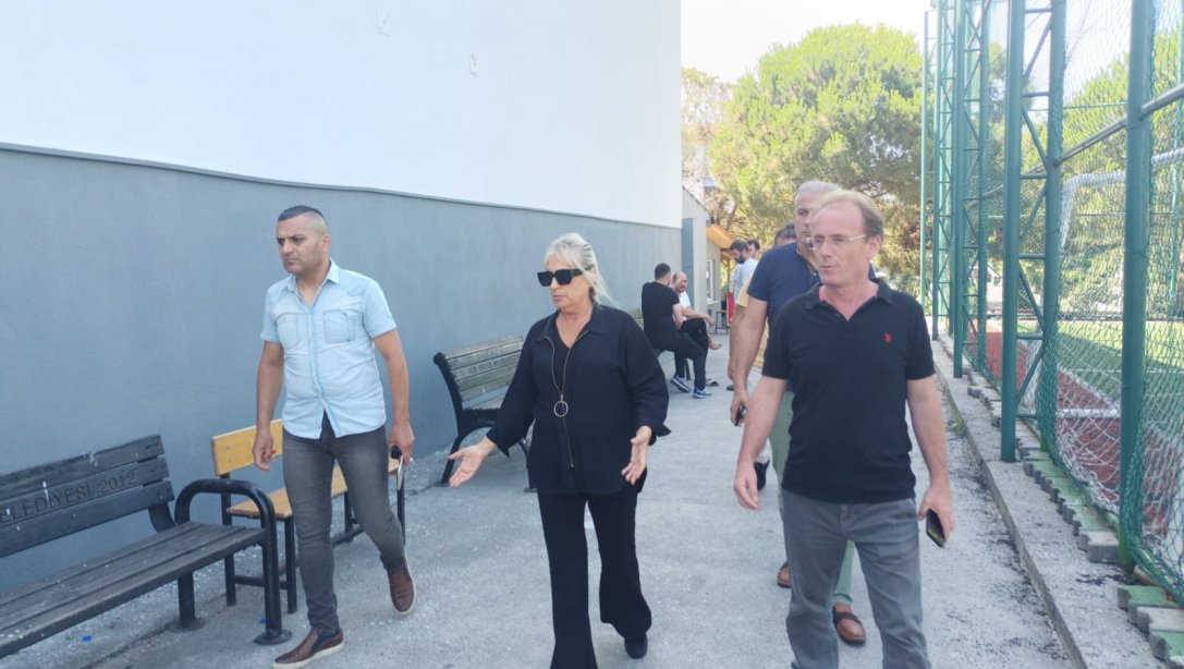 Zonguldak Ereğli Lisesi spor salonunda devam eden bakım onarım çalışmalarını yerinde inceleyen İl Müdürümüz Züleyha Aldoğan, gözlem ve incelemelerde bulundu. 