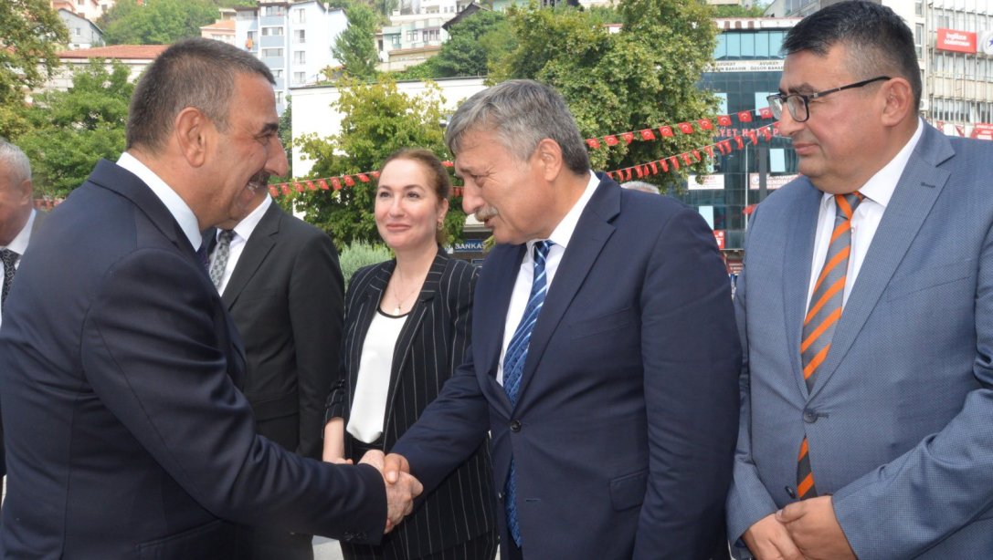 Cumhurbaşkanımız Sn. Recep Tayyip ERDOĞAN'ın tensipleriyle Zonguldak Valisi olarak atanan Sn. Osman HACIBEKTAŞOĞLU'nun karşılama törenine; kurum ve daire amirleri, il protokolümüz ve İl Müdürümüz Sn. Osman BOZKAN katıldılar.