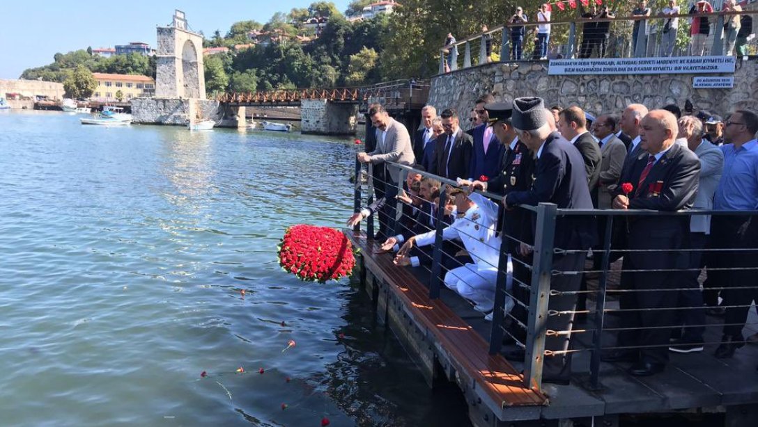 Gazi Mustafa Kemal Atatürk'ün Zonguldak'ta karaya ilk ayak bastığı yerde İl Protokolümüz tarafından denize karanfil bırakıldı