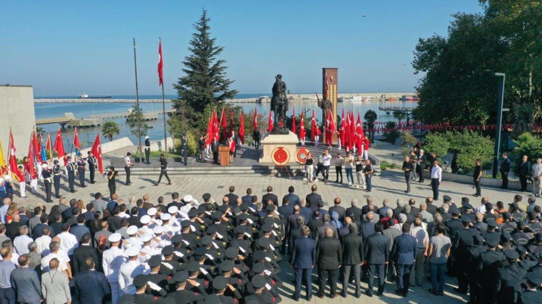 İlimizde 30 Ağustos Zafer Bayramı'nın 101. kutlama etkinlikleri, Atatürk Anıtı'nda çelenk sunma töreni ile başladı.