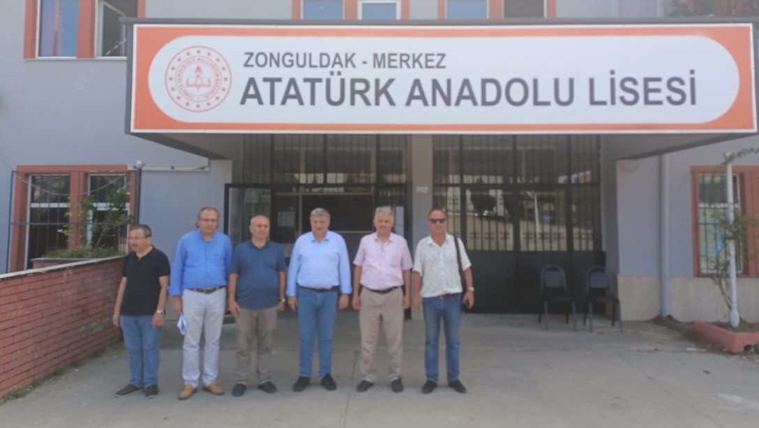 Zonguldak Atatürk Anadolu Lisesinde devam eden SRC sınavını ziyaret eden İl Millî Eğitim Müdürümüz Sayın Osman BOZKAN,sınav süreci hakkında bilgi alarak adaylara başarılar diledi.