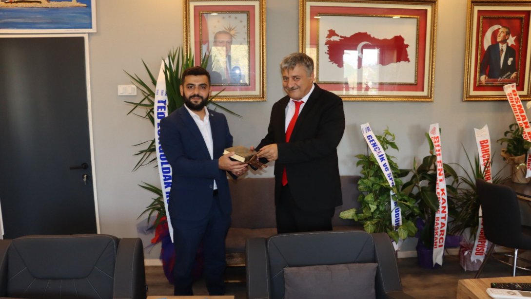 Türkiye Gençlik Vakfı (TÜGVA) İl Başkanı Sezer Şenel ve Yönetim Kurulu Üyeleri, İl Milli Eğitim Müdürümüz Sn. Osman Bozkan'ı Ziyareti