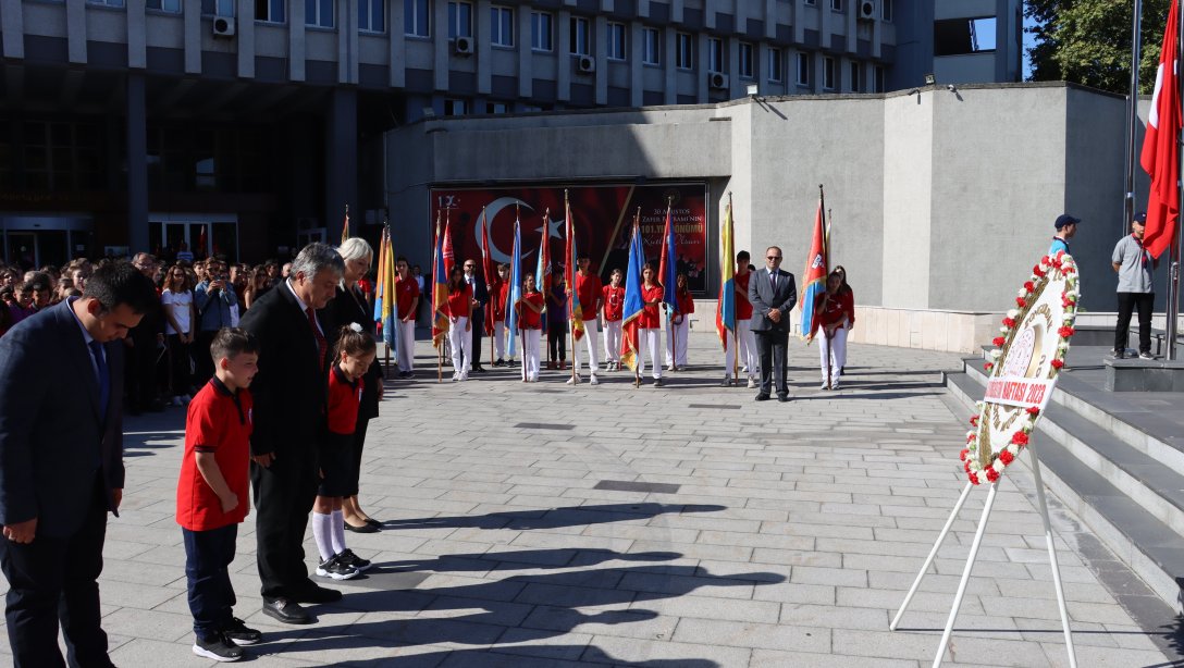 2023-2024 Eğitim Öğretim yılı İlköğretim haftası münasebetiyle Atatürk Anıtı'na çelenk sunumu gerçekleştirildi.