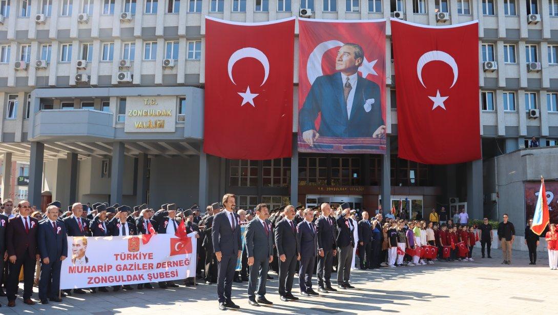 19 Eylül Gaziler Günü münasebetiyle Atatürk Anıtı önünde düzenlenen Gazilerimizi Anma ve Çelenk Sunma Programı gerçekleştirildi.
