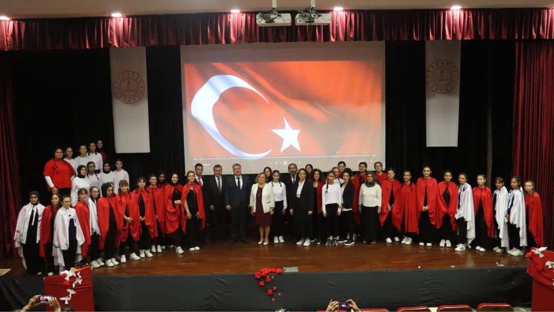 Prof.Dr.Şehit İlhan Varank Kız Anadolu İHL Konferans salonunda 15 Temmuz Demokrasi ve Milli Birlik Günü kapsamında Yayla MTAL öğrencilerimiz tarafından program düzenlendi.İl Müdürümüz Sayın Osman BOZKAN öğrencilerimize hitaben yaptığı konuşmada;